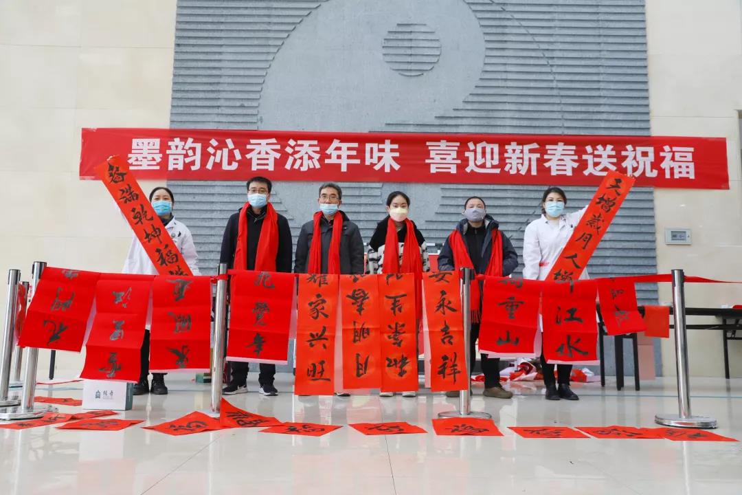 【翰墨迎春】宿遷市書法家協(xié)會書法家走進(jìn)市鐘吾醫(yī)院寫春聯(lián)、送祝福(圖6) 【翰墨迎春】宿遷市書法家協(xié)會書法家走進(jìn)市鐘吾醫(yī)院寫春聯(lián)、送祝福(圖6)
